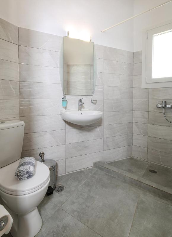 Deluxe One-Bedroom Apartment with Ocean View image 3