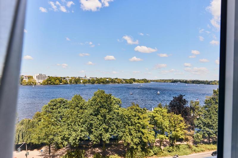 Superior Lake View, Guest Room with 1 King, Lake view image 3