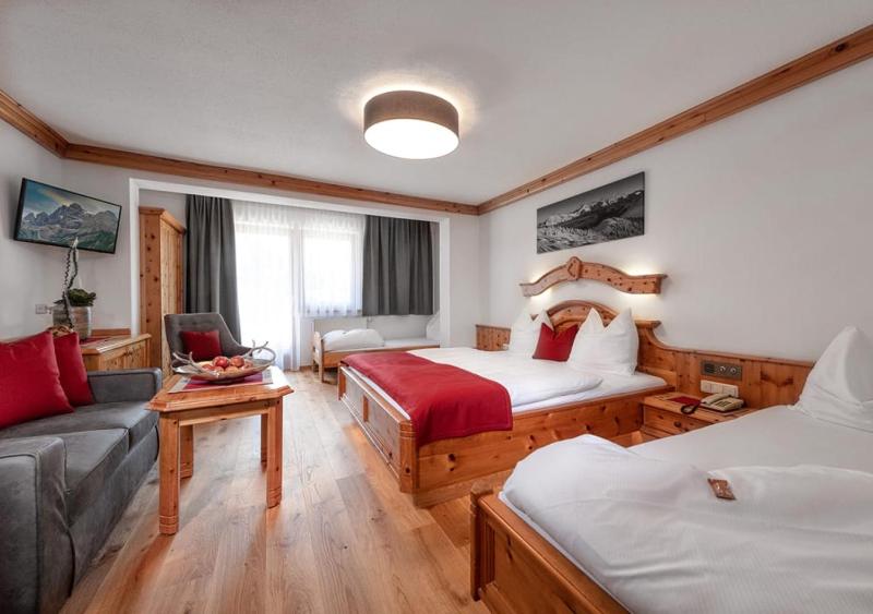Quadruple Room with Balcony image 4