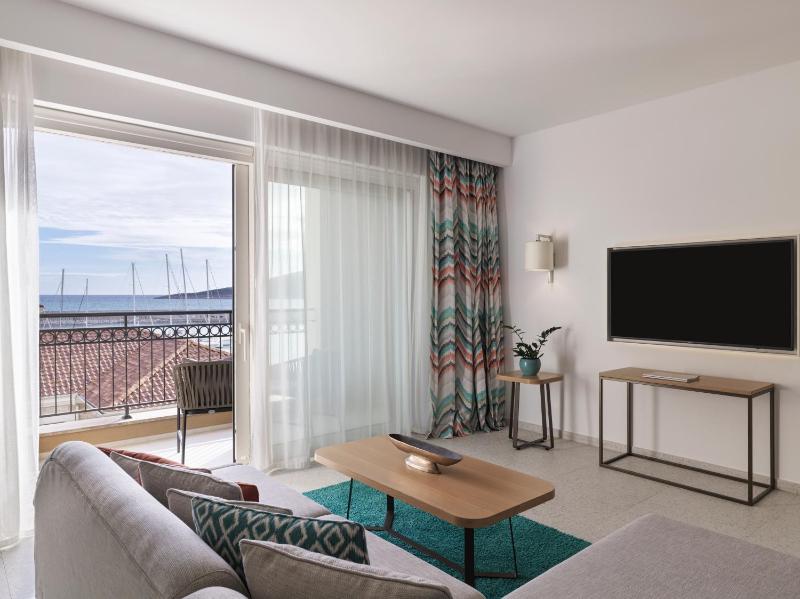 Junior Suite with Partial Sea View image 3