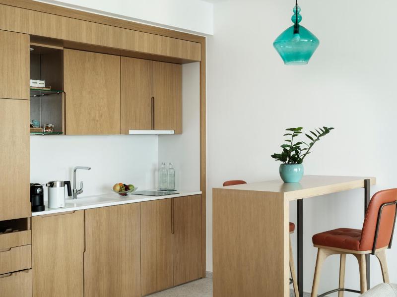 Junior Suite with Partial Sea View image 4