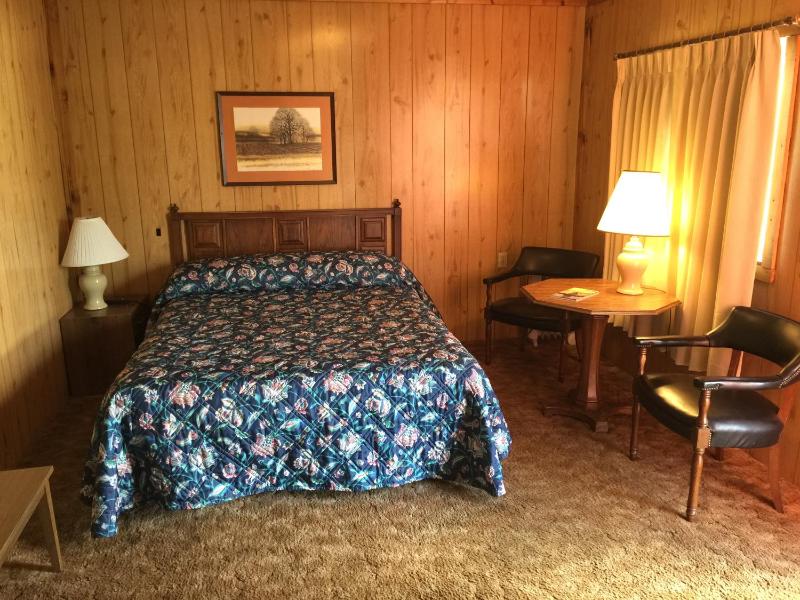 Queen Room image 2