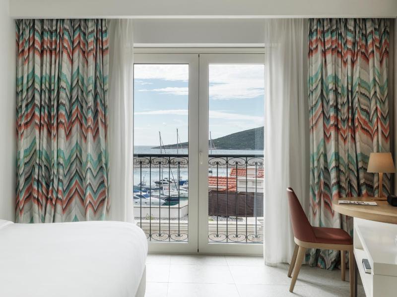 Deluxe Suite with Partial Sea View image 4