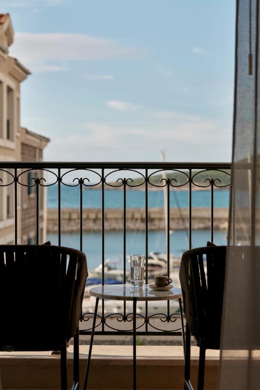 Deluxe Suite with Partial Sea View image 3