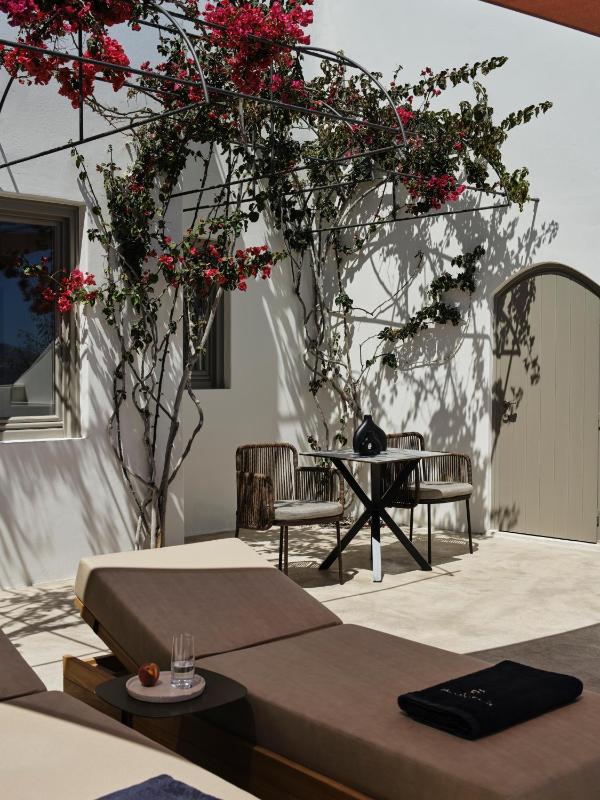 Exceptional Suite with Private Pool and Caldera View image 3