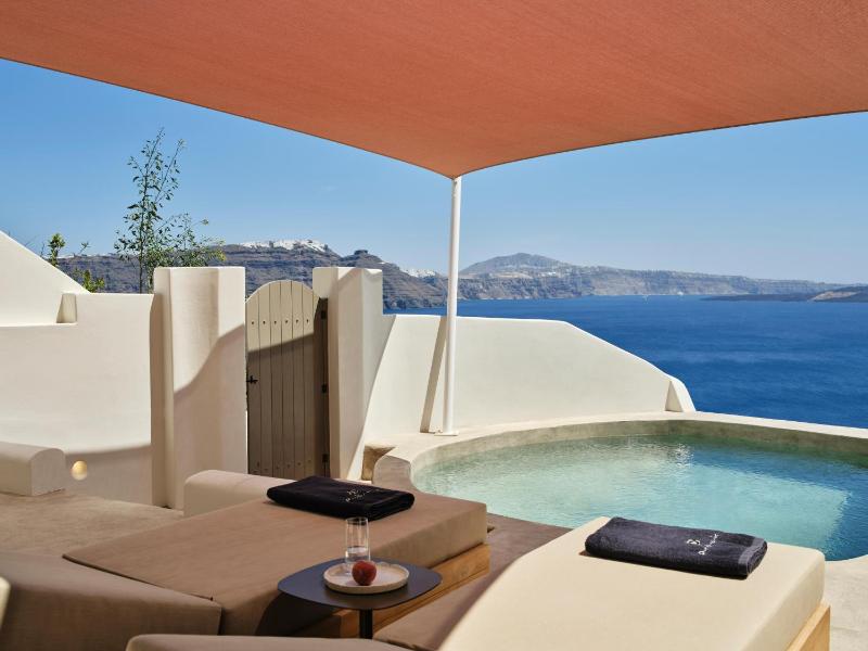 Exceptional Suite with Private Pool and Caldera View image 4