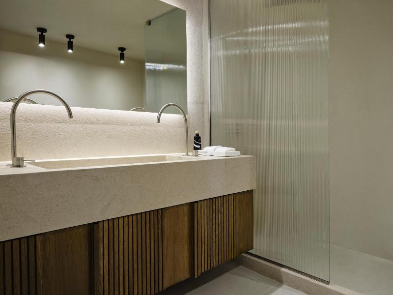 Grande Suite with Caldera View image 3