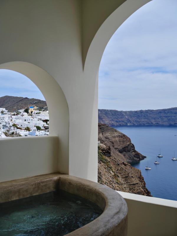 Grande Suite with Caldera View image 4