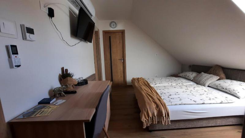 Deluxe Double or Twin Room image 3