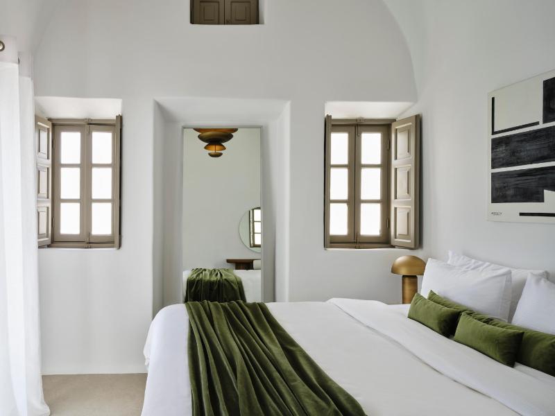 Premiere Suite with Caldera View image 4