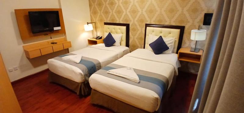 Twin Room with City View image 2