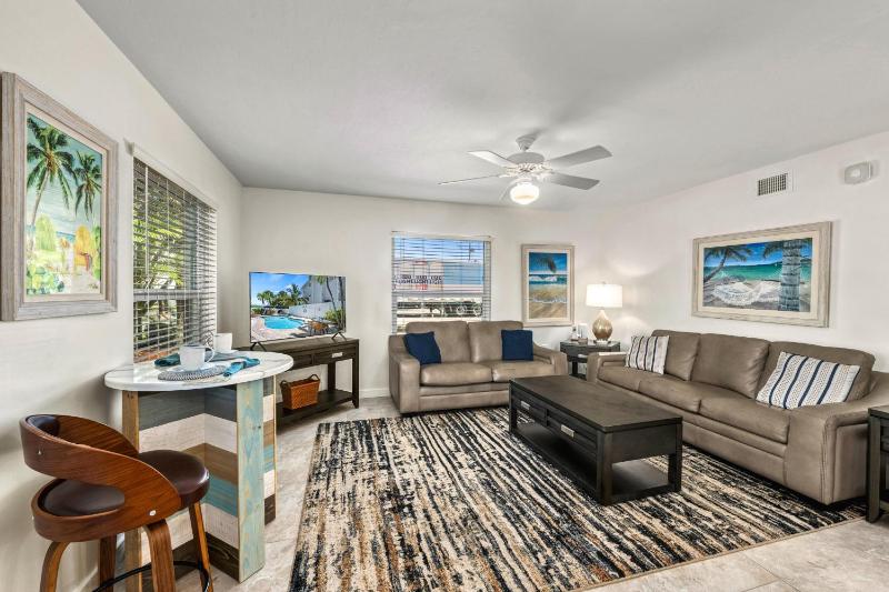 Low Tide – Pool Pet Friendly In SK Village - Walk Everywhere! - image 2
