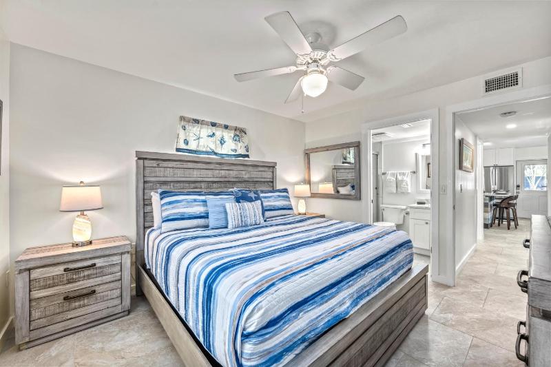 Low Tide – Pool Pet Friendly In SK Village - Walk Everywhere! - image 8