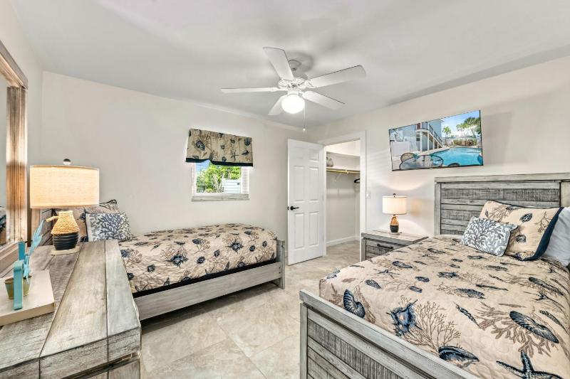 Low Tide – Pool Pet Friendly In SK Village - Walk Everywhere! - image 12