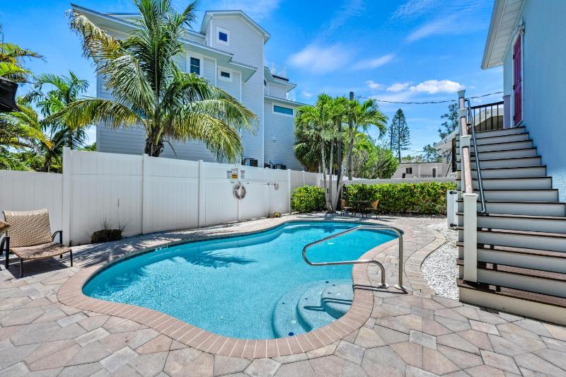 High Tide – Pool Grill Pet Friendly Located in the Heart of SK! - image 3