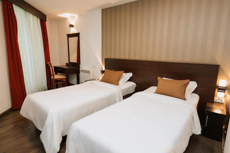 Twin Room with Balcony image 4