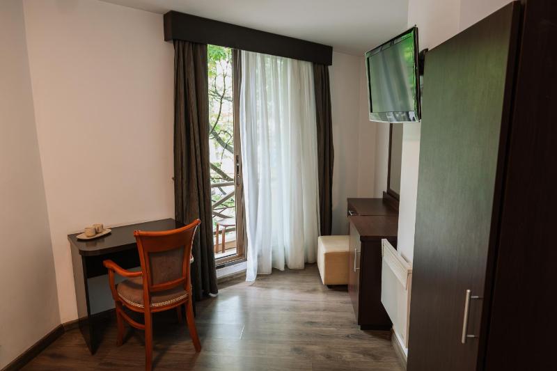 Double Room with Balcony image 4