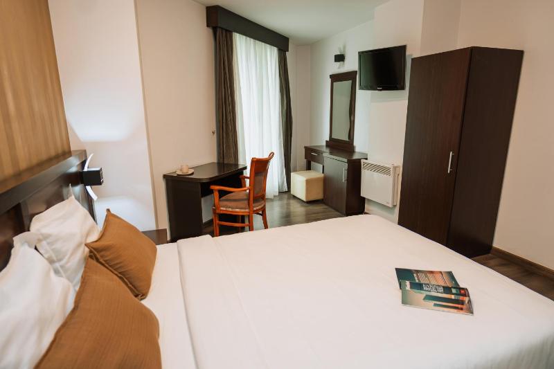 Double Room with Balcony image 2