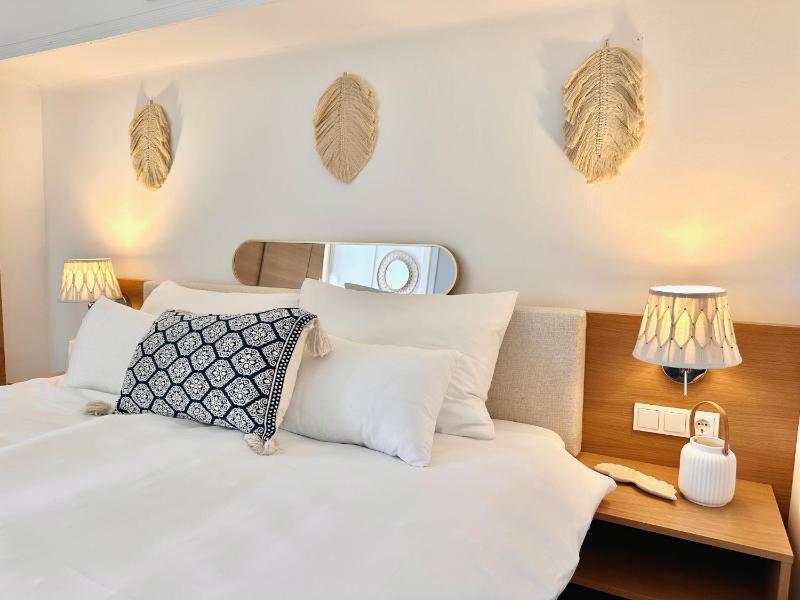 Double Room with Lake View image 2
