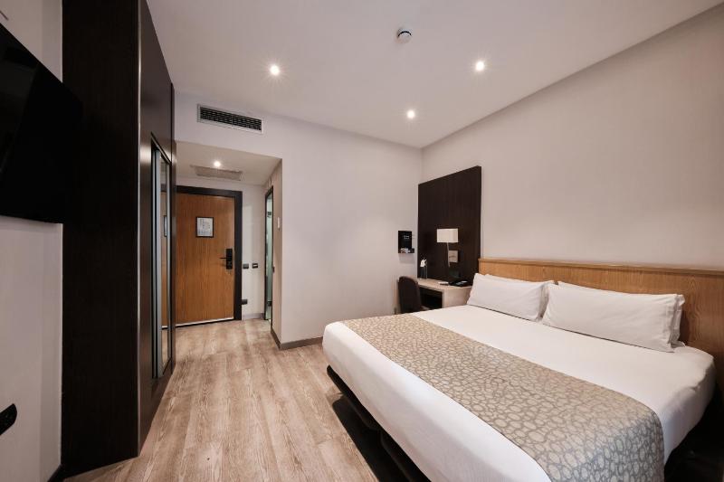 Double or Twin Room image 3