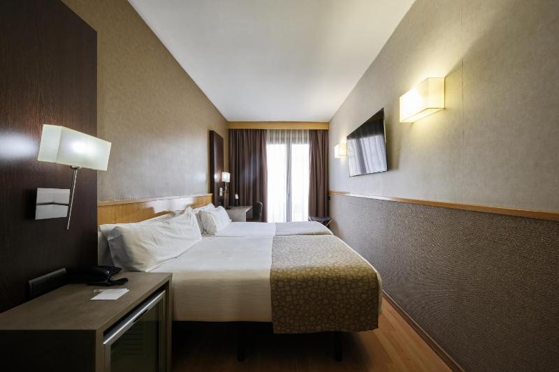 Double or Twin Room image 4