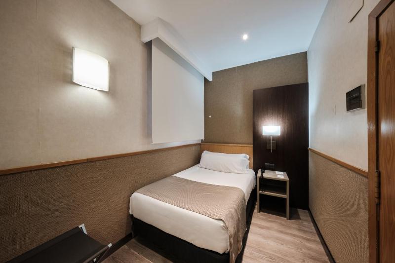 Single Room image 3