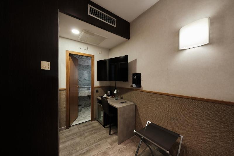 Single Room image 4