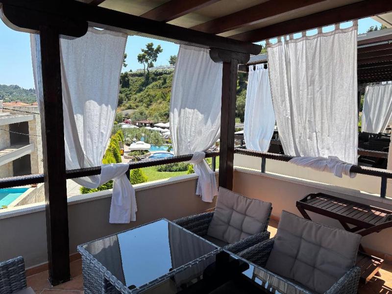 Two-Bedroom Apartment with Resort View image 1