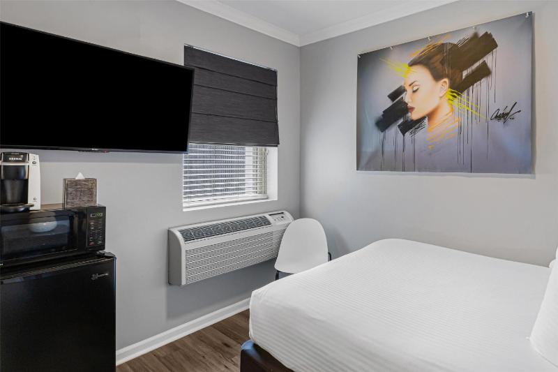 Small Double Room - Non-Smoking image 2