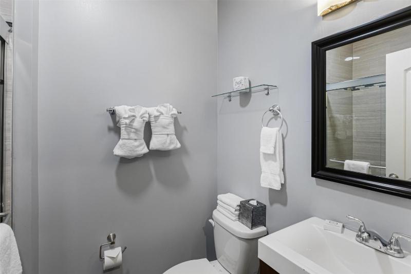Queen Room - Non-Smoking image 2