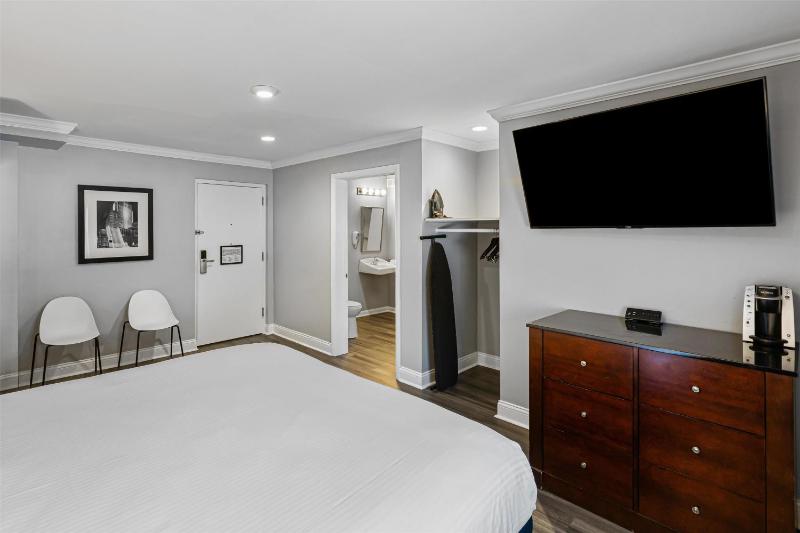 King Room with Roll-In Shower - Disability Access/Non-Smoking image 2