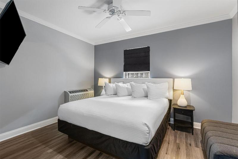 King Room - Non-Smoking image 3