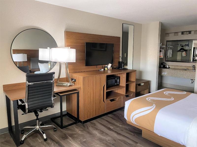 Queen Room with Two Queen Beds and Roll-In Shower - Mobility Access/Non-Smoking image 4