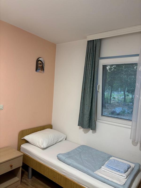 Economy Twin Room image 4
