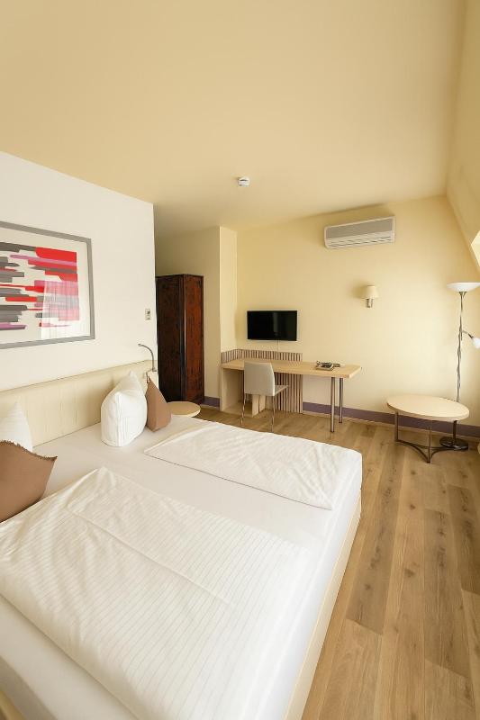 Double Room image 4