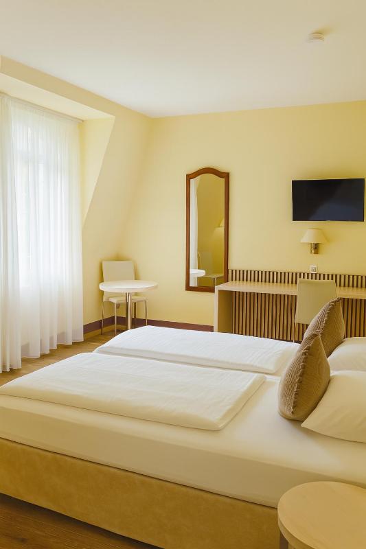 Double Room image 3