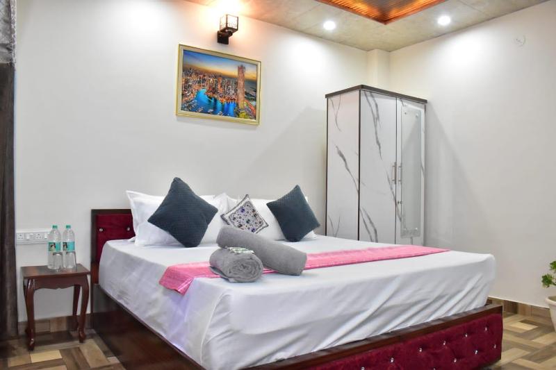 Inder Stay !! Balcony Rooms !! Parking !! - image 10