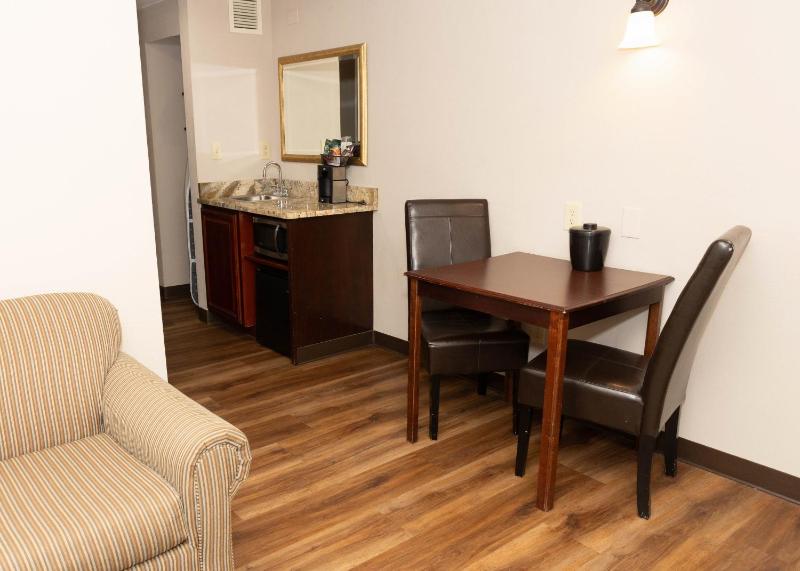 Queen Suite image 3