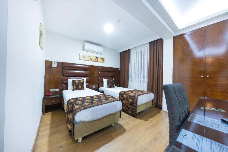 Standard Double or Twin Room image 4