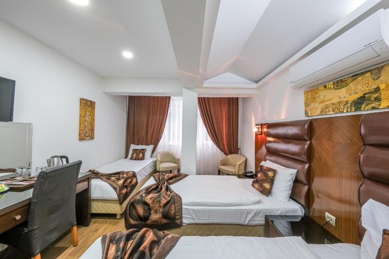 Standard Triple Room image 2