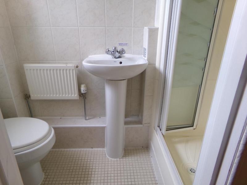 Double Room with Ensuite image 3