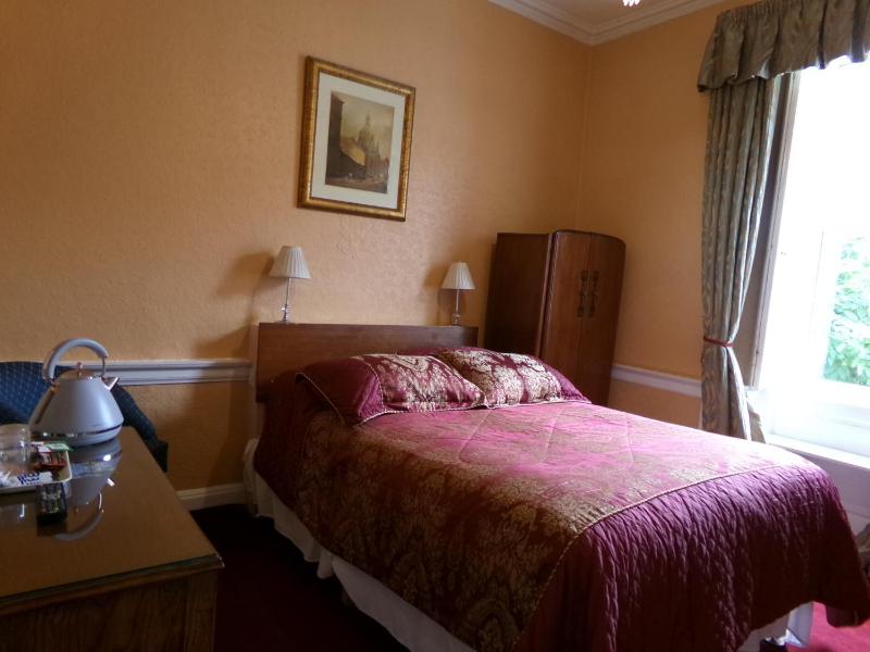 Double Room with Ensuite image 4