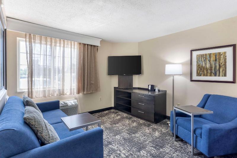 Queen Suite with Sofa Bed - Non-Smoking image 3