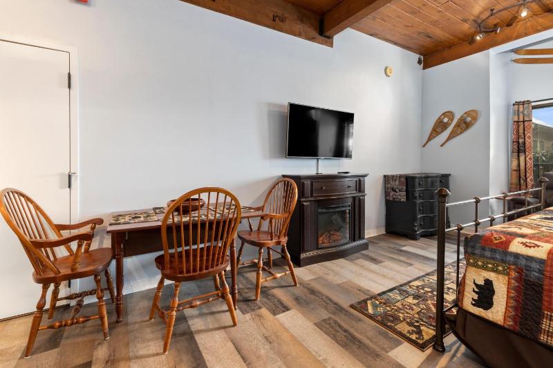 One-Bedroom Apartment image 3