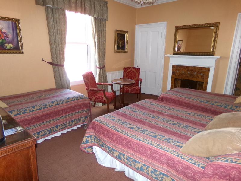 Family Room with ensuite image 4