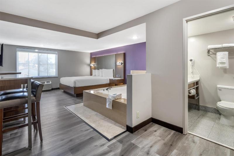 King Room with Hot Tub image 2