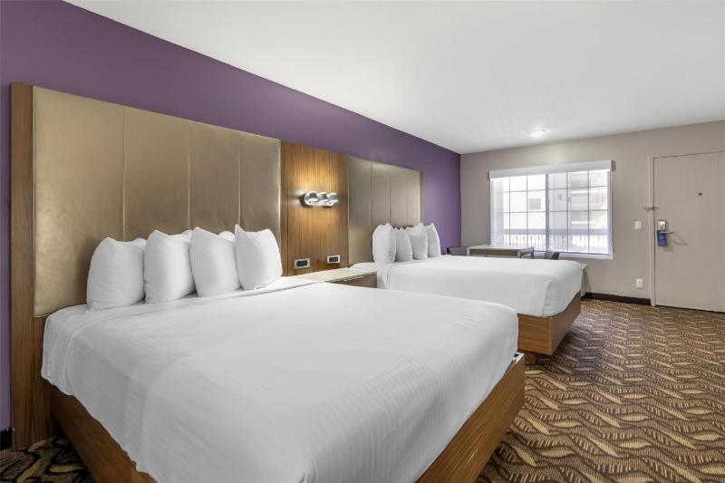 Deluxe Queen Room with Two Queen Beds image 3