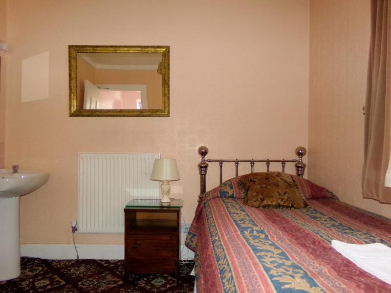 Single room with shared toilet and shower image 2