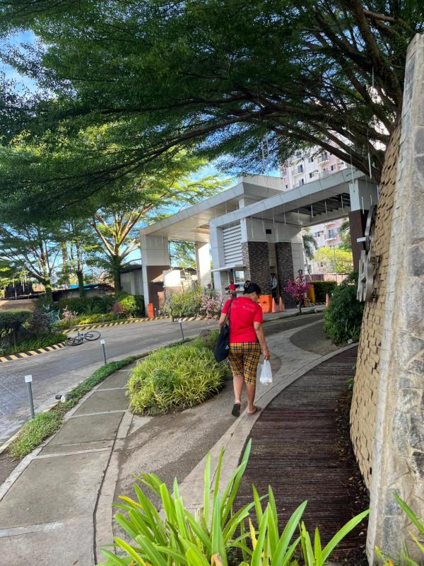 Isidro's Crib at Matina Enclaves Residences with a strong wifi and netflix - image 16