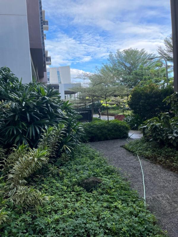 Isidro's Crib at Matina Enclaves Residences with a strong wifi and netflix - image 8